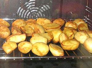 Patatas al horno sobre una rejilla de alambre