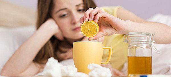 Le thé au citron et au miel accélérera la récupération du rhume