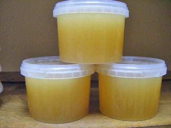 miel dans des pots en plastique