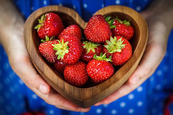 blanchir les dents avec des fraises