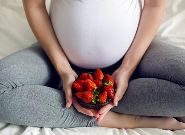 Las fresas son buenas para las mujeres embarazadas.