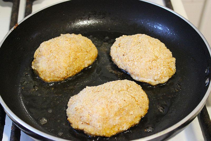 freír chuletas de pan duro