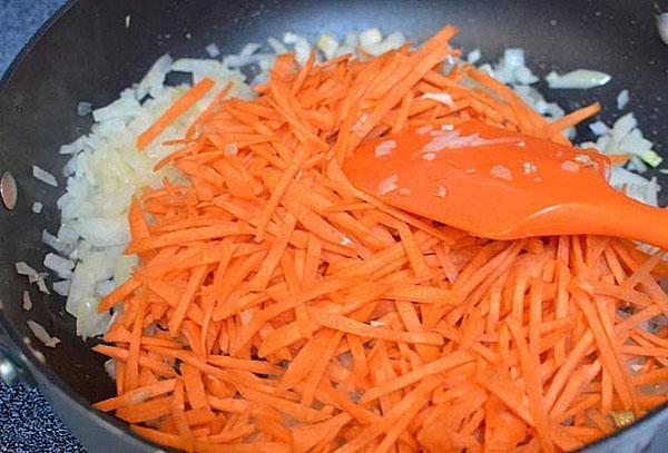 sofreír las cebollas y las zanahorias