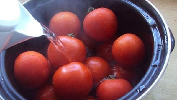 ébouillanter les tomates avec de l'eau bouillante