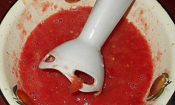 picar tomates y hervir