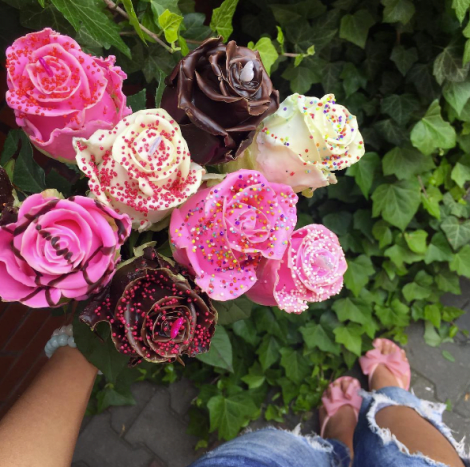 Jediná kytice, kterou by nevěsta měla nosit: Čokoládové růže. Foto: @Calla_Klamann
