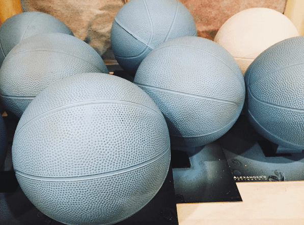 Tyto epické 10oz basketbalové míče obsahují 62% hořké čokolády. Vyrobil @kouign.bee