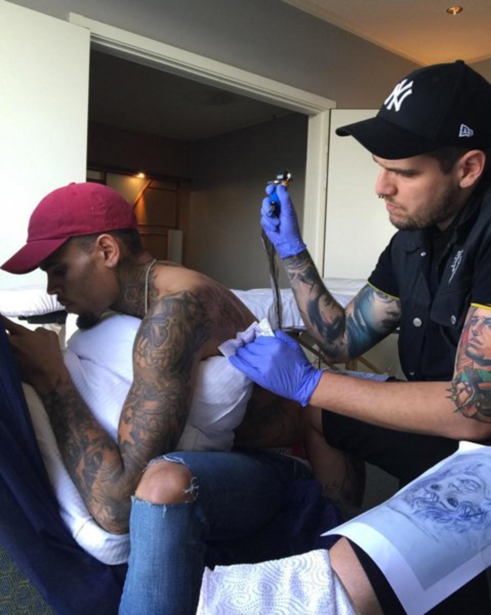 Fred Tattoo arbeitet an Chris Browns berührender Hommage an seine Tochter.