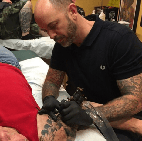Die Tattoo-Szene hier in New York ist momentan unglaublich. Hier gibt es jede Menge großartige Tätowierer und es gibt eine Menge Konkurrenz. Wenn Sie sich also für ein tolles Tattoo interessieren, sind Sie hier genau richtig!