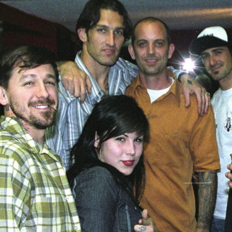 Ich begann 1988 professionell zu tätowieren und wurde 2005 eingeladen, ein Darsteller von Miami Ink zu sein. Ich hatte mich zu Beginn meiner Karriere mit Ami angefreundet und fuhr im Winter von NYC nach Miami, also hingen wir zusammen Menge. Er wurde zuerst angesprochen, Miami Ink zu machen, und er wählte so ziemlich jeden aus, der mit ihm im Pilotfilm sein wollte. Ich war nur für die kostenlose Reise und um mich mit meinen Miami-Kumpels zu treffen, da ich nicht dachte, dass etwas daraus werden würde, aber ungefähr 6 Monate später rief er mich an und sagte, die Show würde abgeholt und wir würden in 2 Monaten mit den Dreharbeiten beginnen.