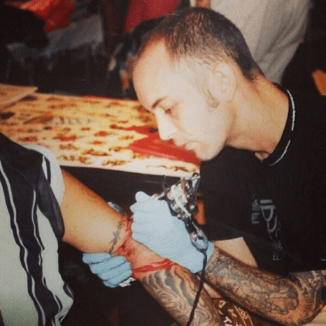 Ich muss sagen, mein Lieblingskünstler ist Regino Gonzales. Er ist der inspirierendste Mensch, mit dem ich je zusammengearbeitet habe. Würde ihn gerne bei Tattoo Age sehen!