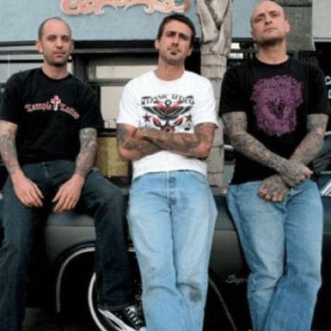 Ich finde es toll, dass eine Show wie Tattoo Age den Leuten einen echten Einblick geben kann, was Tätowierer sind, wenn sie sie selbst sind. Tätowieren hat unglaublich reiche Traditionen und ich denke, es ist wichtig, sie zu dokumentieren. Auf höchstem Niveau verdient das Tätowieren als Kunstform Respekt und ich denke, das ist ihm gelungen. Es gibt nicht nur großartige Dokumentarfilme wie Tattoo Age, sondern ich habe auch einige Museumsausstellungen gesehen, die sich der Kunst widmen. Ich kann mir keine andere bildende Kunstform vorstellen, für die die Leute so leidenschaftlich sind.