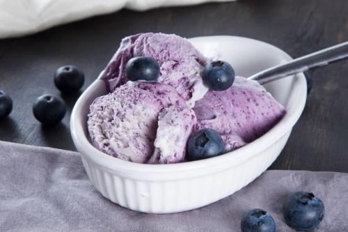 helado con arándanos