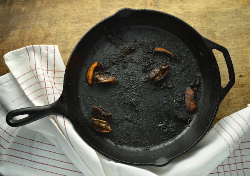 aliments brûlés dans une poêle à frire
