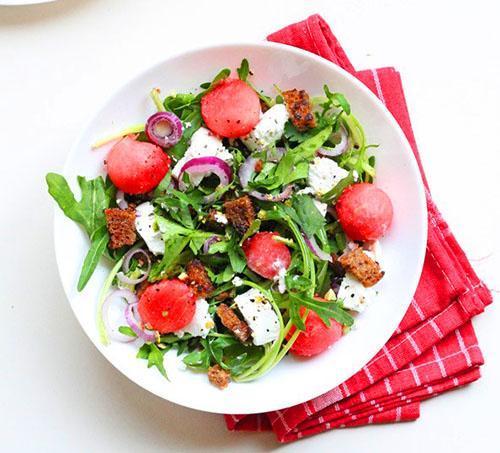 Ensalada picante de picatostes de centeno, rúcula verde y sandía