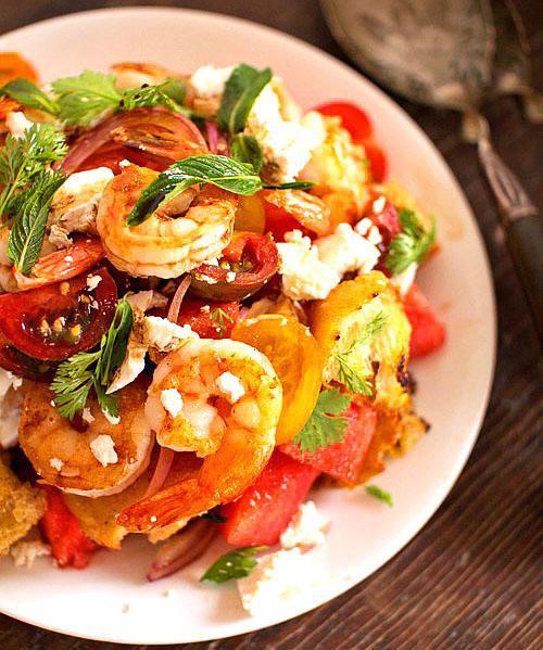 Ensalada de camarones, tomate y sandía