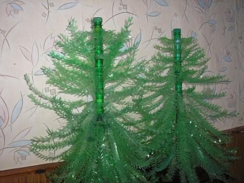Árboles de Navidad de botellas de plástico.