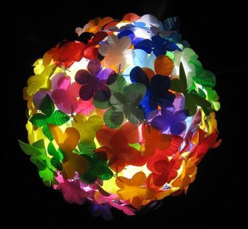 araña de plástico de colores