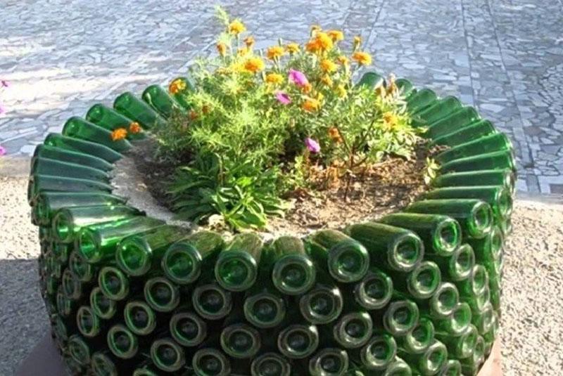 cama de flores redonda de botellas