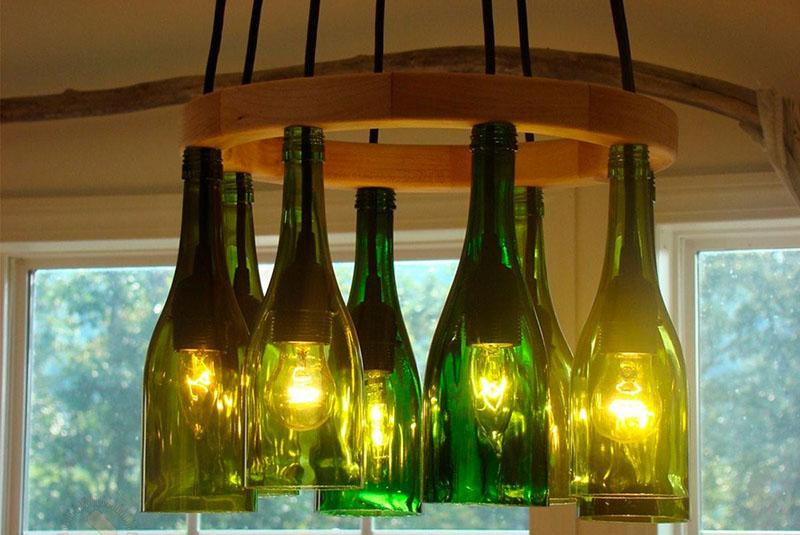 ¿Qué se puede hacer con botellas de vidrio? Una lámpara de araña.