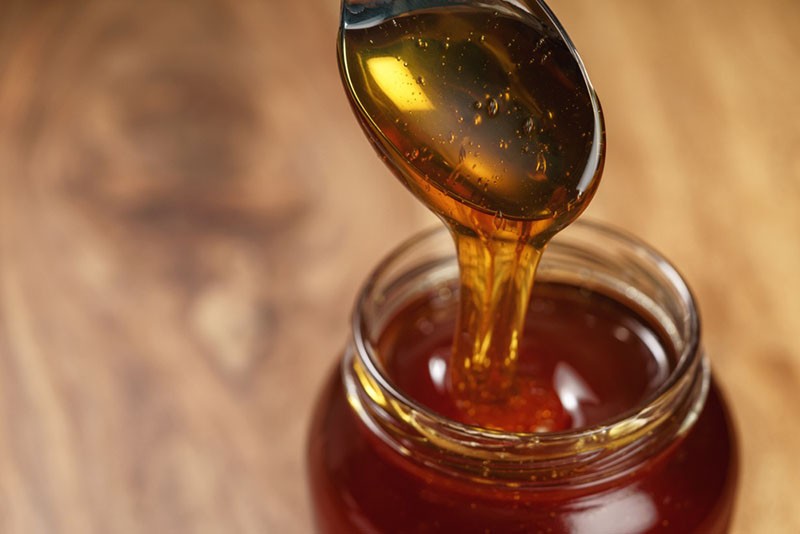 uso cuidadoso de la miel ennegrecida