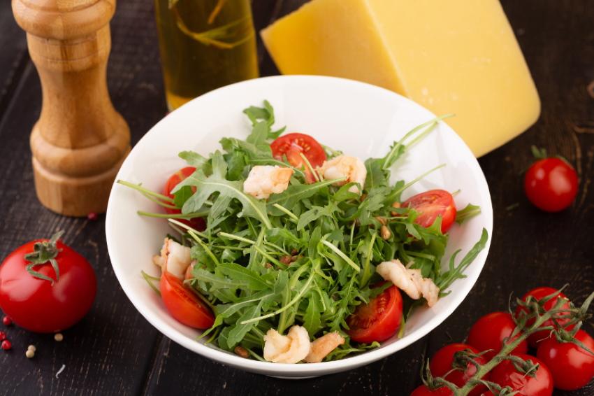 ensalada con rúcula y mariscos