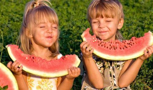 A los niños les encanta la sandía