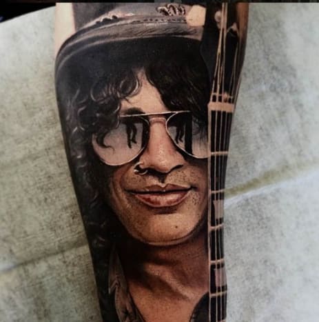 Ein Porträt-Tattoo wie dieses von Slash von Guns N Roses zu bekommen, erfordert ein wenig Geduld. Sehen Sie, was wir dort gemacht haben, nicht wahr?