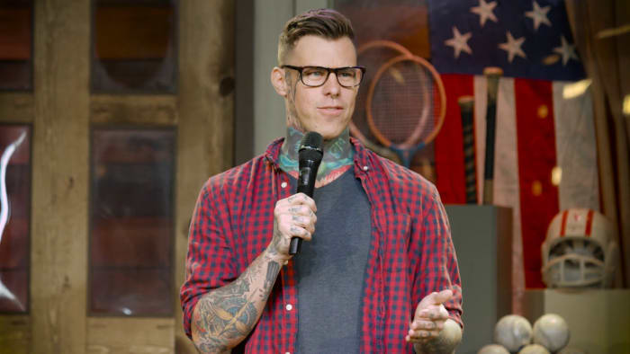 Dieser Comedian ist derzeit auf dem Vormarsch, tritt für Dry Bar Comedy auf und mischt die Tattoo-Community mit seinen witzigen Beobachtungen über das Leben als stark eingefärbte Person auf.