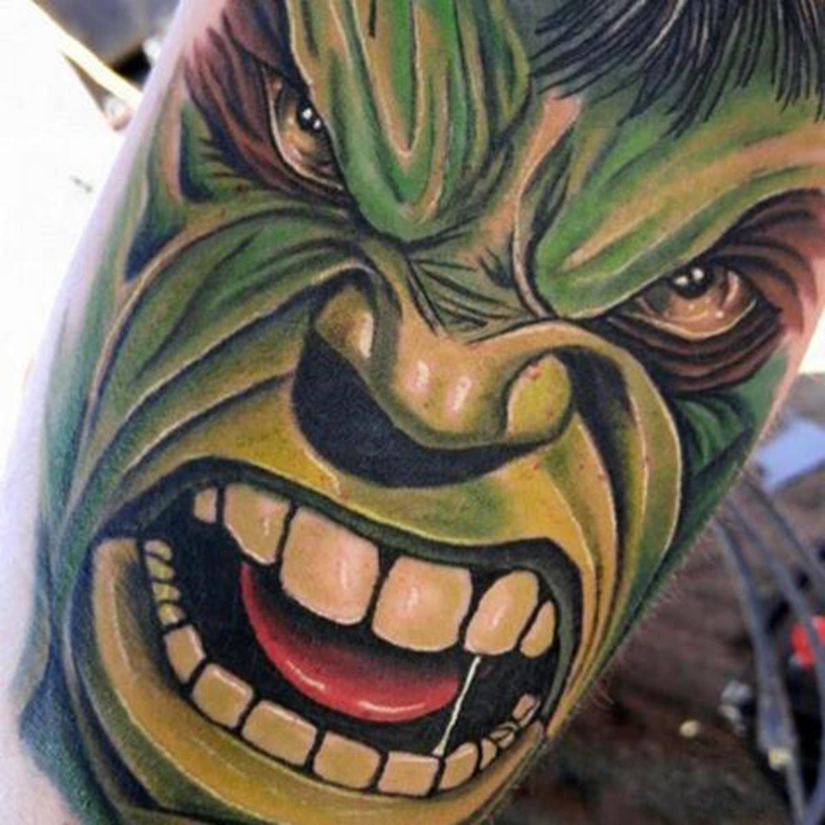 wirklich-wütend-hulk-tattoo-männlicher-unterarm