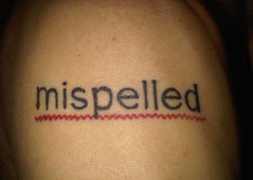 Na rozdíl od toho, když píšete do telefonu nebo do počítače, tetování nevytváří vlnitou červenou čáru, která vám dává vědět, že jste se zmátli. Buďte tedy velmi opatrní.
