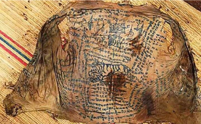 قامت السلطات المحلية بفحص الجلد والعلامات التي تتكون من السنسكريتية والرسومات. يُشتبه في أن العمل الفني قد تم رسمه بالوشم على الرجل كجزء من تعويذة سحرية سوداء قديمة من شأنها أن تبقي بشرته شابة وقوية.