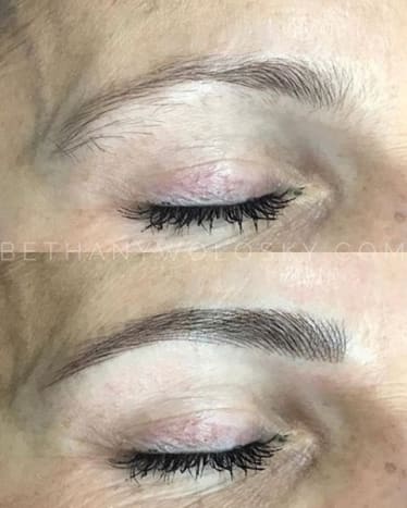 Bild via @highheelsoflifeWolosky ist zwar auf die Kunst der Herstellung natürlich aussehender Augenbrauen spezialisiert, kreiert aber auch natürliche sonnenverwöhnte Sommersprossen. Der beste Weg, Wolosky zu kontaktieren, ist direkt über Instagram oder Three Kings Tattoo.
