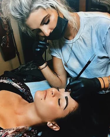 Image via Taylor ChiulliChiulli ist Microblading, seit sie 2014 mit 9 - 5 aufgehört hat und sich in Südkalifornien verdoppelt hat. Sie tätowiert jetzt bei Sena Tattoo in Chinatown die Augenbrauen. Das Motto, nach dem sie lebt, ist