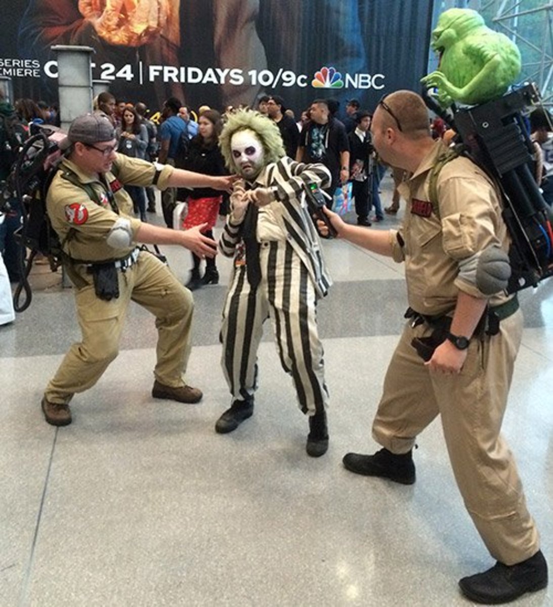 Cosplays von The Ghostbusters, die Beetlejuice auf der New York Comic Con 2014 jagen.