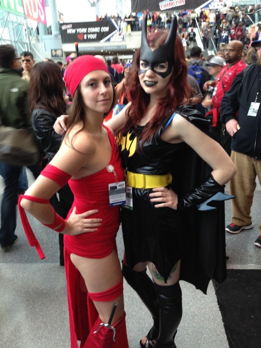 Van Duser als Batgirl neben einem Elektra-Cosplay auf der New York Comic Con 2014.