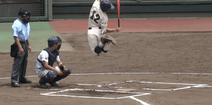 Baseballspieler springt in die Luft