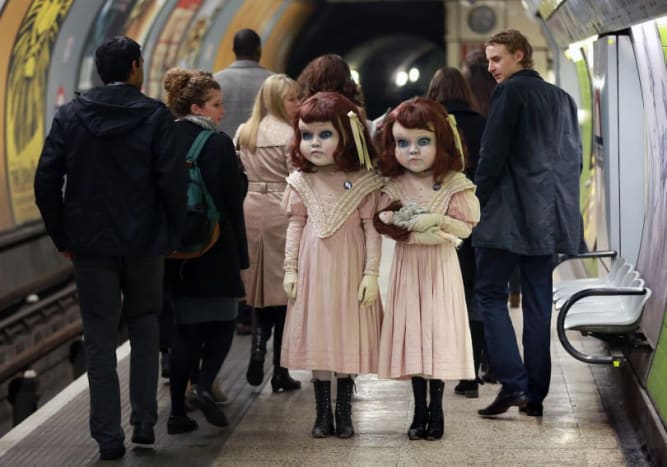 Foto über ThorpeparkDie Puppen wurden gesehen, wie sie am Bahnhof Charing Cross auf den Zug warteten.