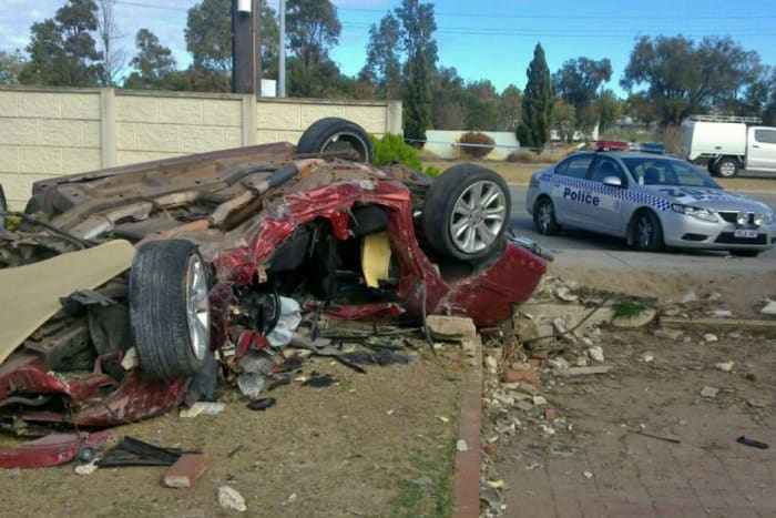 Foto přes abc.net.auVyčistil jsem po mnoha autonehodách. Hodně z toho je velmi příšerných, jak jsem si jist, že si dokážete představit. Jedna věc, kterou jsem se brzy naučil, je, jak jsou ostré úlomky kostí. Jsou velmi, velmi ostré a mohou snadno proříznout rukavice a vaši kůži. Nejhorší je, jak často jsou v autech lahve s alkoholem nebo jen obecný zápach alkoholu na mrtvých tělech.