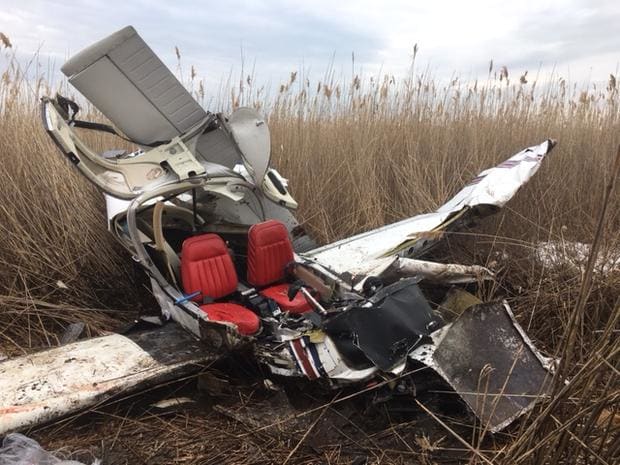 Foto přes nbcconnecticut. Na našem ranči se zřítilo malé letadlo Cessna. Vyšli s posádkou těla a poté s posádkou úklidu trosek. O 24 hodin později jsem šel ven se svými psy ... zpětně jsem psy neměl přivést. Bylo to opravdu děsivé - řádka prořezaná hustým dubovým podrostem - a psi se ke mně vraceli s prameny masa pokrytými listy atd. V ústech. Dali jsme kousky, které našli, do odpadkového pytle ... Spousta z nich ... ale co s tím potom uděláte? Dát to rodině? Dát to do koše a odejít?