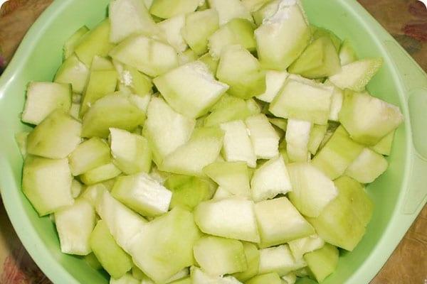 éplucher et hacher le melon