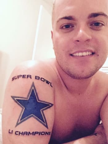 Jordan Garnett zeigt sein Dallas Cowboys Tattoo. [Foto: Twitter] Letzten Monat (6. Dezember) teilte Jordan Garnett ein Foto seines neuen Tattoos, das er auf der Aces High in Boynton Beach, Florida, einfärben ließ. Als er das Foto seines blauen Sterns, umgeben von den Worten „ Super Bowl LI Champions“ in den sozialen Medien erregte es sowohl die Aufmerksamkeit der nationalen Medien als auch unzählige Drohungen von eingefleischten Dallas-Fans, die behaupteten, das Tattoo würde ihr geliebtes Team verhexen, so ABC Eyewitness News.