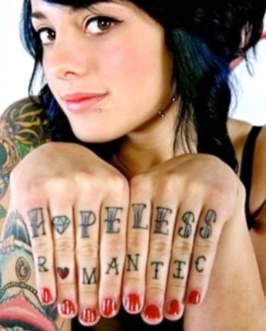 Hoffnungslose romantische Finger Tattoos DatingInk