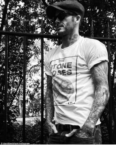 Foto: Instagram. Laut David Beckham repräsentiert seine ständig wachsende Sammlung von Tattoos die Orte, an denen er war, und die Menschen, die er liebt und die er immer bei sich haben möchte. „Die Geschichte meines Lebens ist mir auf die Haut geschrieben“, erklärte er letztes Jahr in einer intimen Anzeige für sein Biotherm Homme Force Supreme Serum. 