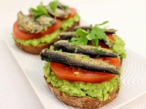 sándwiches con pasta de aguacate y espadines