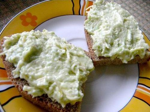 pasta de aguacate con queso y ajo