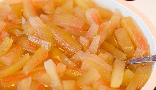 vierta agua de limón sobre las cáscaras 3 veces
