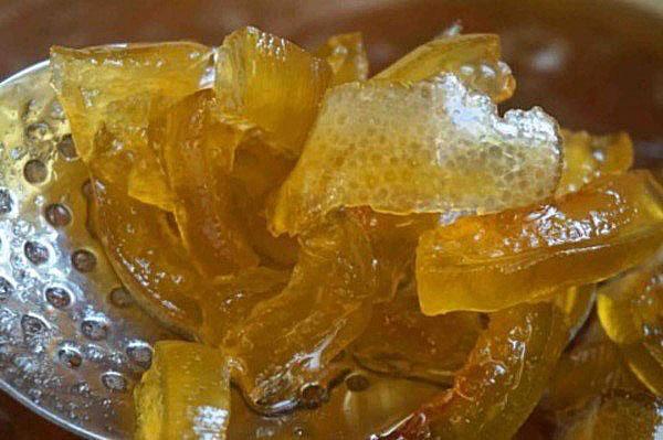 filtrar la fruta confitada del almíbar