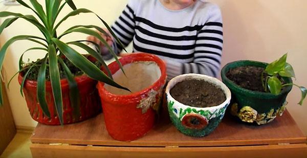 décorer un pot de fleurs avec des plateaux à œufs