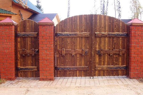 portillos de madera y puertas batientes